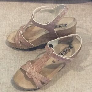 EUC Mephisto size 39 (8-81/2) neutral sandals